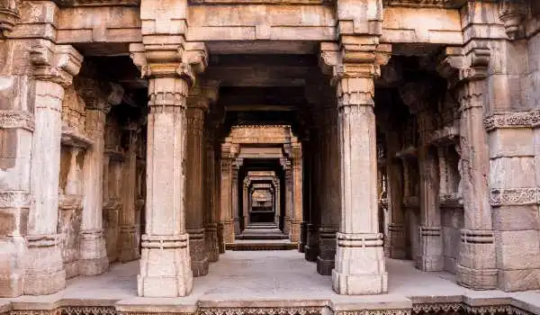 What draws tourists to Ahmadabad